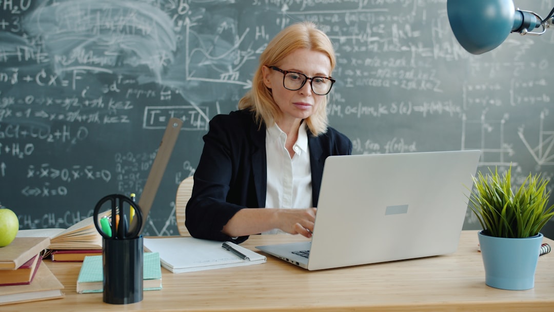 Praca po administracji w małych gminach – jakie realne możliwości daje ten kierunek?