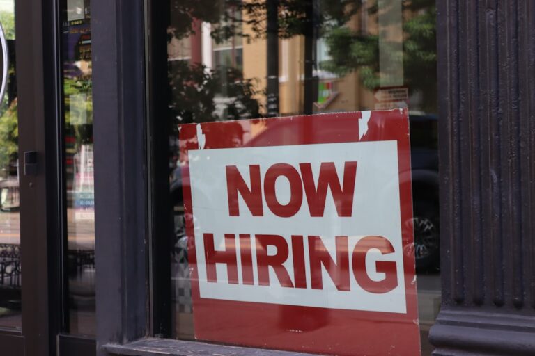 Studia na dwóch kierunkach jednocześnie – jak to zorganizować, studiując prawo i ekonomię?