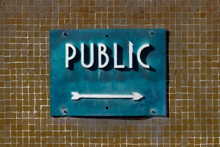 Patologia społeczna – czym jest, definicje i przykłady